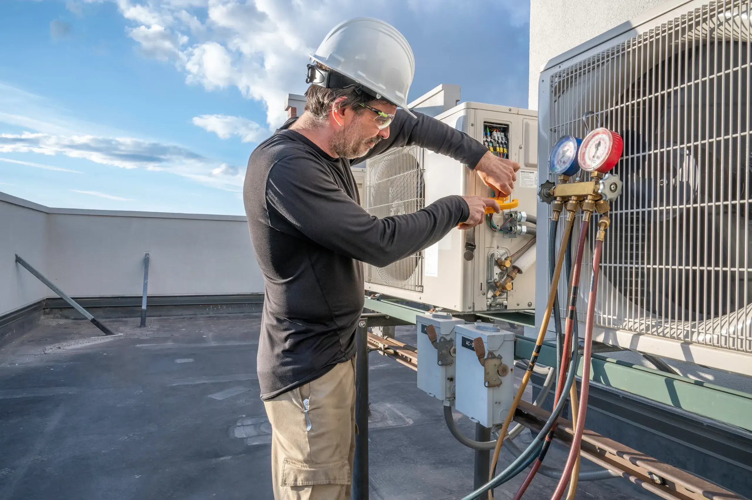 Illustration de maintenance sur un système de climatisation professionnel
